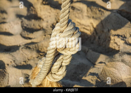 Dettaglio della corda della ringhiera di passeggiata sulla spiaggia al tramonto . Foto Stock