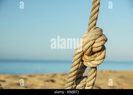 Dettaglio della corda della ringhiera di passeggiata sulla spiaggia al tramonto . Foto Stock