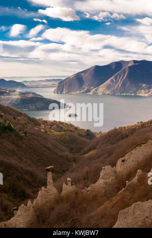 Fantastica vista del lago d'Iseo e piramidi di Zone. Queste piramidi sono particolari formazioni geologiche causato dalla forza erosiva dell'acqua. Foto Stock