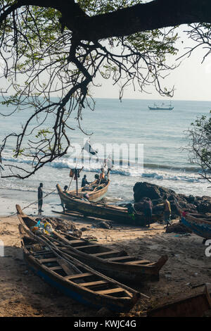 In legno barche da pesca linea fino in spiaggia, Senya Beraku, Gold Coast, Regione centrale, Ghana, Africa Foto Stock