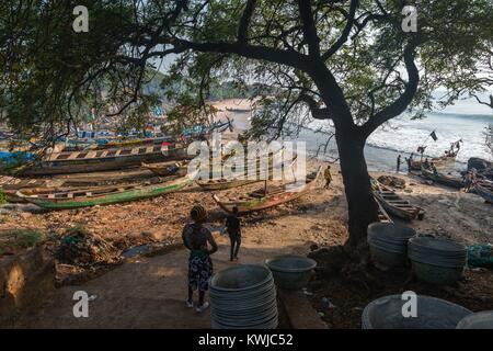 In legno barche da pesca linea fino in spiaggia, Senya Beraku, Gold Coast, Regione centrale, Ghana, Africa Foto Stock