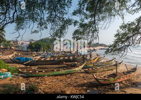 In legno barche da pesca linea fino in spiaggia, Senya Beraku, Gold Coast, Regione centrale, Ghana, Africa Foto Stock