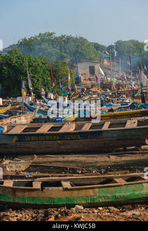 In legno barche da pesca linea fino in spiaggia, Senya Beraku, Gold Coast, Regione centrale, Ghana, Africa Foto Stock