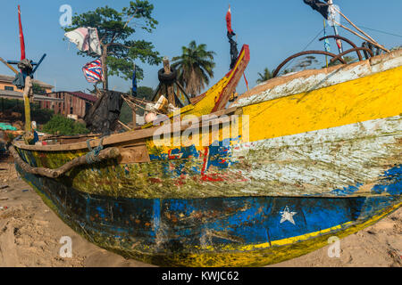 In legno barche da pesca linea fino in spiaggia, Senya Beraku, Gold Coast, Regione centrale, Ghana, Africa Foto Stock