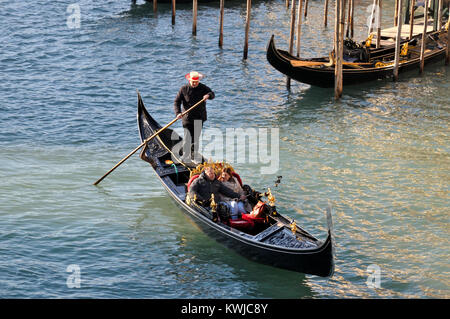 Gondola sul Canal Grande di Venezia, Italia Foto Stock