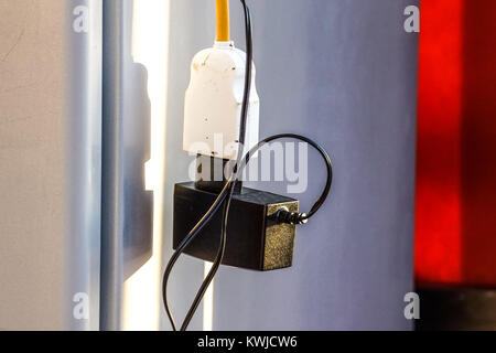 Caricabatterie per telefono sulla presa elettrica . Schemi elettrici adattatore . Foto Stock