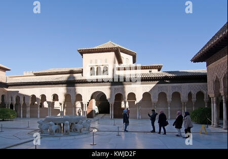 GRANADA, Andalusia, Spagna - 21 dicembre 2017: Alhambra Lions corte interna dettagli architettonici su dicembre 21, 2017 a Granada, Andalusia, Spagna Foto Stock