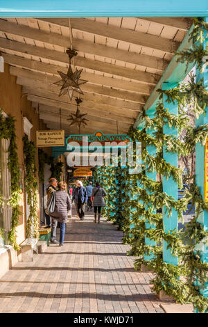 Negozi e Shopping di Natale su Palace Ave vicino a Santa Fe Plaza nel centro cittadino di Santa Fe, New Mexico, NEGLI STATI UNITI Foto Stock