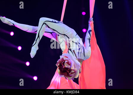 Trapezista in premiere del circus show Snow Queen dal grande circus di Mosca Foto Stock