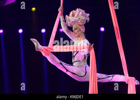 Trapezista in premiere del circus show Snow Queen dal grande circus di Mosca Foto Stock