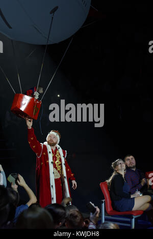 Andrey Teplygin e addestrati monkey in premiere del circus show Snow Queen dal grande circus di Mosca Foto Stock