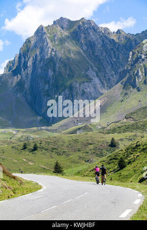 Due ciclisti distanti viaggiare lontano dalla telecamera al Col du Tourmalet, Parco Nazionale dei Pirenei, Francia Foto Stock