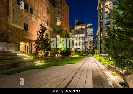 La linea alta promenade (Highline) illuminata di notte in estate. Chelsea, Manhattan New York City Foto Stock