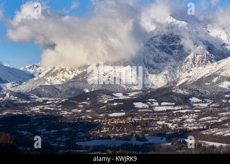 Il villaggio di Saint-Bonnet-en-Champsaur e il Petit Chaillol picco di montagna in inverno. La Drac Valley, Hautes-Alpes, sulle Alpi francesi, Francia Foto Stock