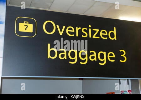Guida dimensioni a grandi consegna bagagli fuori area zone all'aeroporto di Londra Gatwick per elementi di bagaglio dei passeggeri che sono troppo grandi per il normale check-in. Regno Unito Foto Stock