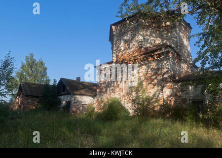 Le rovine della chiesa dell Assunzione della Beata Vergine Maria con ospedale Trinity-Gleden monastero nel villaggio di Morozovitsa, Velikiy Us Foto Stock