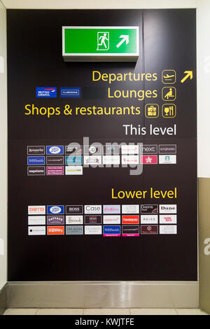 Store / shop guida per air port shopping nel terminal sud, Londra Gatwick airport. Regno Unito. (93) Foto Stock