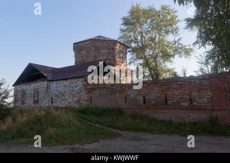 Le rovine della chiesa dell Assunzione della Beata Vergine con ospedale Trinity-Gleden monastero mattina d'estate. Villaggio Morozovitsa, Velikoust Foto Stock