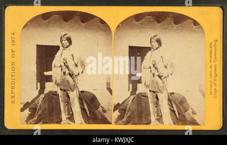 Una fotografia storica di Timothy H. o'Sullivan raffigurante Shee-zah-nan-tan, un uomo Apache Jicarilla in abito tradizionale, scattato nel nord del New Mexico durante il XIX secolo. Foto Stock