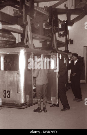 Questa immagine mostra il lancio della funivia Pohorske vzpenjače (Pohorje) nel 1957, segnando un importante sviluppo delle infrastrutture di trasporto in Slovenia, consentendo un accesso più facile ai monti Pohorje sia per i locali che per i turisti. Foto Stock