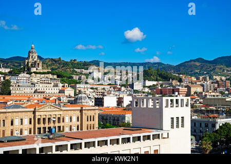 La città di Messina sull'isola di Sicilia, Italia. Foto Stock