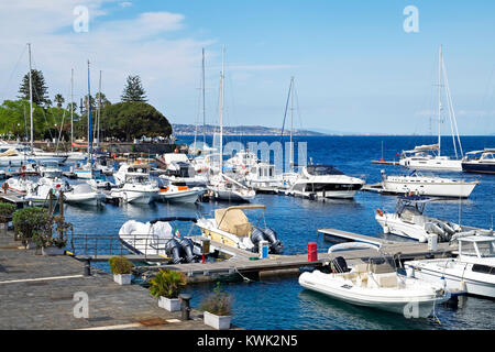 Yacht e Barche presso il porto turistico della città di Messina sull'isola di Sicilia, Italia. Foto Stock