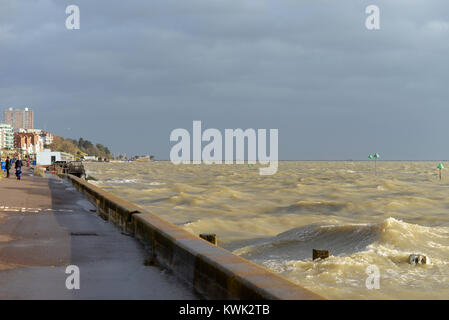 Famiglia passeggiate lungo il mare durante la tempesta Eleanor a Southend on Sea, Essex. Le acque tempestose di estuario del Tamigi con Southend Pier oltre Foto Stock