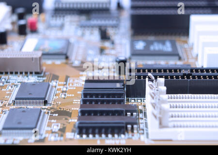 A bordo sono condensatori resistori, slot, circuiti integrati, il microprocessore. Foto Stock