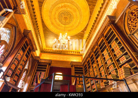 La sala biblioteca del palazzo Monserrate, un esotico sontuosa villa situata vicino a Sintra, Portogallo Foto Stock