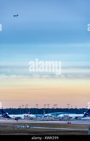 FedEx Express getti all'Aeroporto Internazionale di Memphis, FedEx del mondo di mozzo, sotto un colorato tramonto Cielo in Memphis, Tennessee, Stati Uniti d'America. Foto Stock