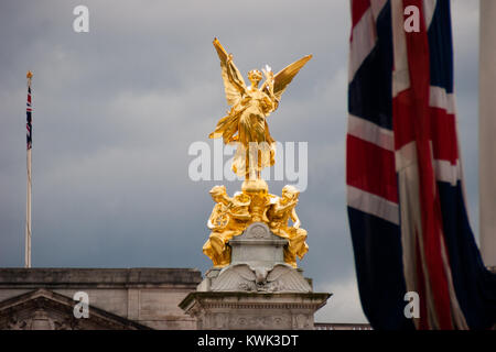 Il memoriale della Victoria è un monumento alla regina Victoria, che si trova alla fine del Centro commerciale a Londra, progettata e realizzata dallo scultore Thomas Brock. Foto Stock