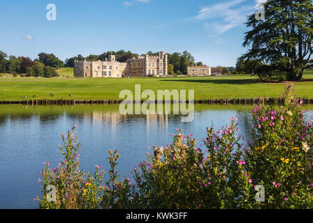 Vista dell'esterno del Castello di Leeds, vicino a Maidstone, Kent, sud-est Inghilterra, Regno Unito su una soleggiata giornata estiva con cielo blu e riflessi in acqua di lago Foto Stock