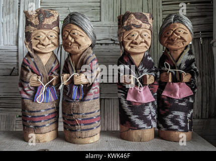 Tau Tau statua. Tau Tau sono un tipo di idolo / statua fatta di legno o bambù. Essi sono particolari per i Toraja gruppo etnico in Sud Sulawesi. Foto Stock