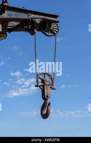Vecchio per impieghi pesanti in acciaio ferrovia industriale gru nel cielo blu Foto Stock