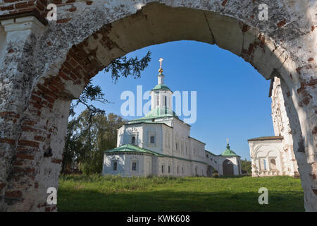 Vista attraverso l'arco di Porta Santo per la Chiesa di San Sergio di Radonezh in Dymkovo Sloboda di Veliky Ustyug, Vologda Regione, Russia Foto Stock