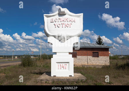 Veliky Ustyug, Vologda regione, Russia - Agosto 11, 2016: Stela all'ingresso della città di Veliky Ustyug nella Regione di Vologda Foto Stock