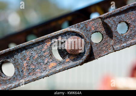 Texture astratte e forme: Invecchiamento delle traverse di metallo e bulloni, che compongono una grande catena su un pezzo di invecchiamento dei macchinari. Completare con la ruggine, la formazione di bolle Foto Stock