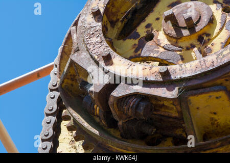 Texture astratte e forme: macchine di invecchiamento, completa con la formazione di ruggine e danneggiando la vernice gialla, la formazione di bolle e corrosione con l'età. Foto Stock