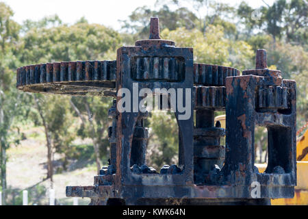 Texture astratte e forme: Invecchiamento in metallo nero parti mchine, completa con grandi denti nero, corrodendo con l'età. Foto Stock