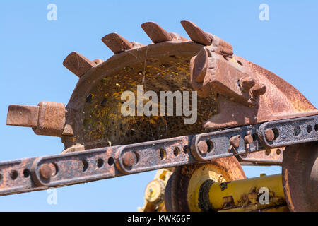 Texture astratte e forme: metallo di invecchiamento delle parti di macchine da un vecchio digger compresa la catena e uno dei 6 dente componenti di scavo. Completare wi Foto Stock