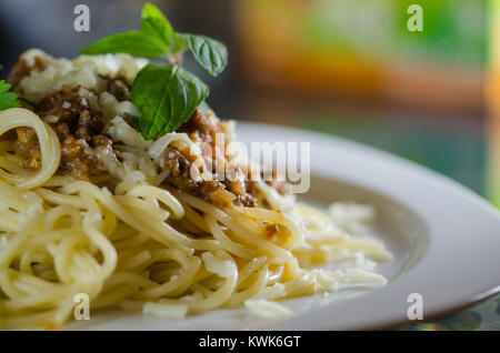Realizzato con il ragù alla bolognese, foglie di menta, formaggio grattugiato spaghetti Foto Stock