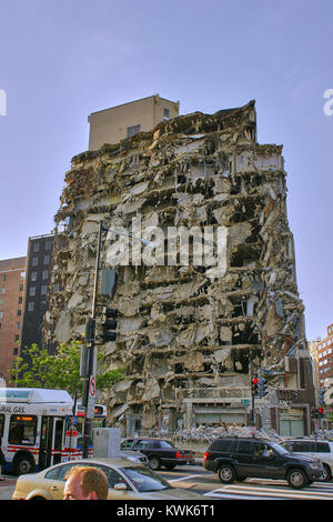 Edificio a metà strada attraverso la demolizione guardando come la sua fusione Foto Stock