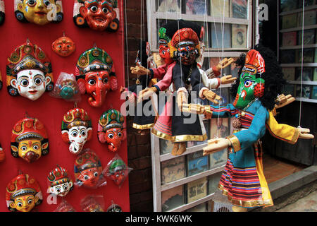 Maschere tradizionali su strada in stallo Bhaktapur, NepalTraditional negozio di souvenir Foto Stock