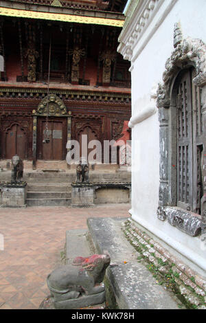 Vacca di pietra e tempio di Changu Narayan vicino a Bhaktapur, Nepal Foto Stock
