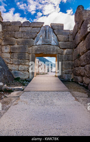 Il sito archeologico di Micene vicino al villaggio di Mykines, con antiche tombe, pareti gigante e il famoso Cancello dei Leoni, Peloponneso, Grecia Foto Stock