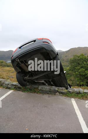 Auto freewheeled dalla posizione di parcheggio e laminati oltre la montagna al Ladies View, Killarney, Co. Kerry Foto Stock