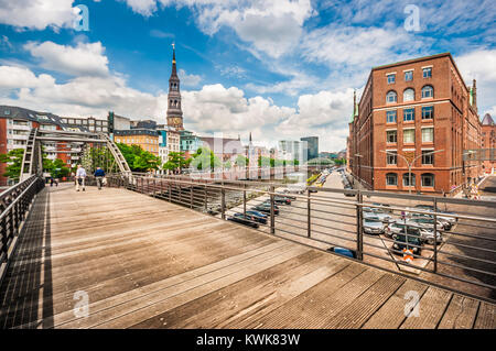 Vista panoramica della città di Amburgo centro storico con Speicherstadt warehouse district e il vecchio la chiesa di Santa Caterina (Katharinenkirche), uno di FIV Foto Stock
