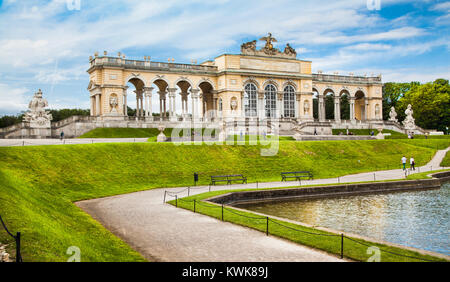 Bellissima vista del famoso Gloriette al Palazzo di Schonbrunn e giardini di Vienna in Austria Foto Stock