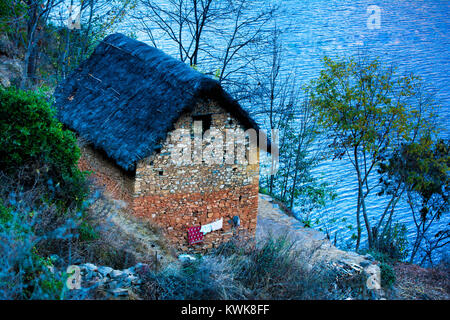 Bel colore arancione piccolo lago di casa Foto Stock