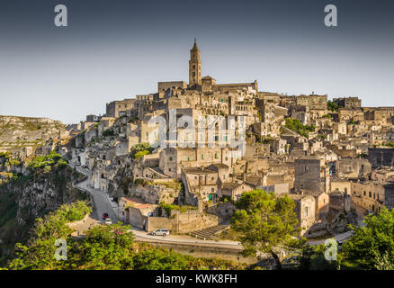 Antica città di Matera (Sassi di Matera) al tramonto, Basilicata, Italia meridionale Foto Stock